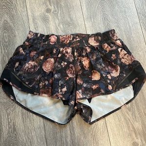 Lululemon • Hotty Hot Low-Rise Lined Shorts